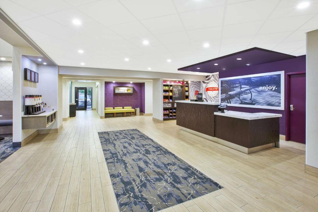 Hampton Inn & Suites Oakwood Village-Cleveland photo 3