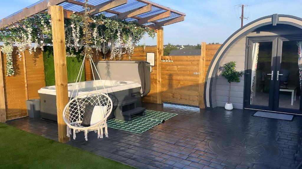 The Garden Pod with Private Hot Tub photo 2
