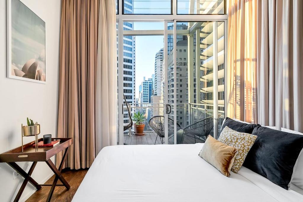 Luxury Loft in the CBD with Outdoor Living photo 3