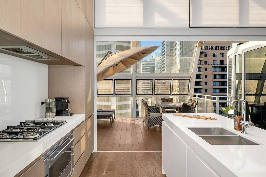 Luxury Loft in the CBD with Outdoor Living photo 4
