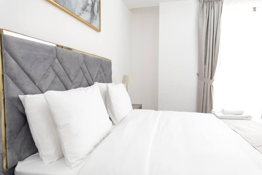 Shams Beach Front JBR apartments by HAPPY SEASON photo 2