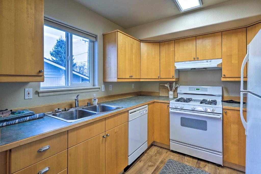 Anacortes Condo - Walk to Town, Marina, and Bay! photo 2