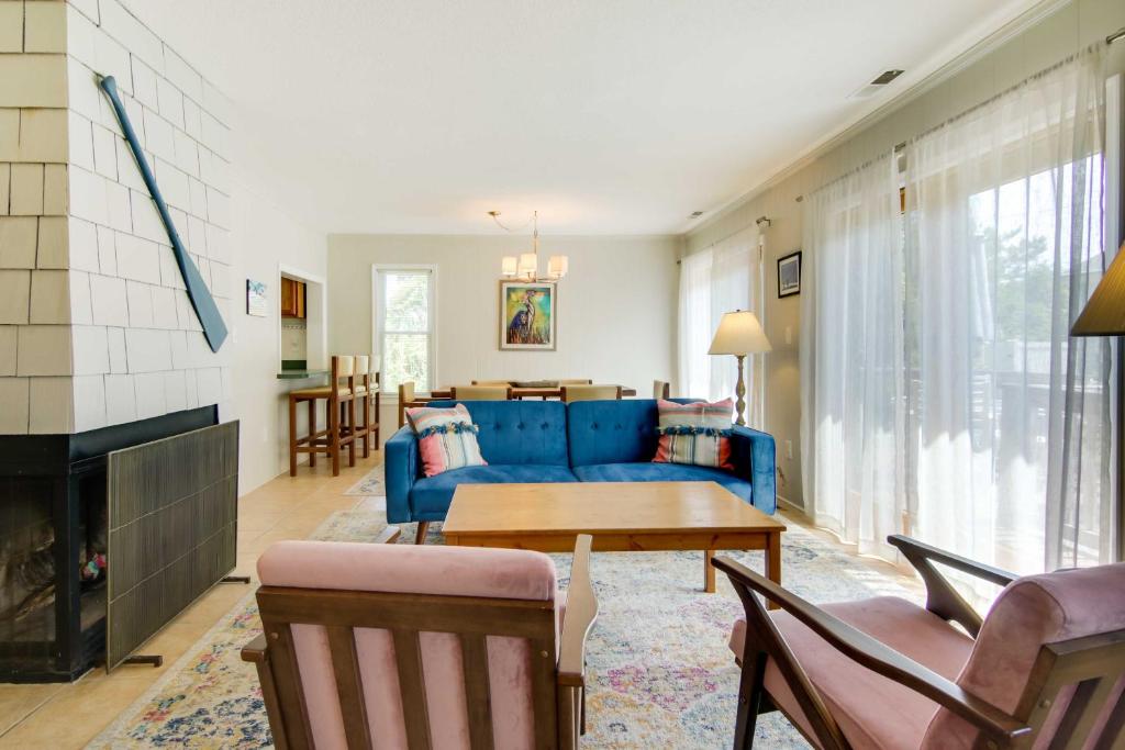 Spacious Family Home Walk to Beach, Shops and Food! photo 3