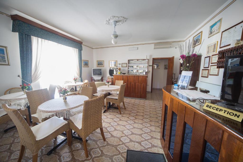 Albergo Europa - Tap to explore photos