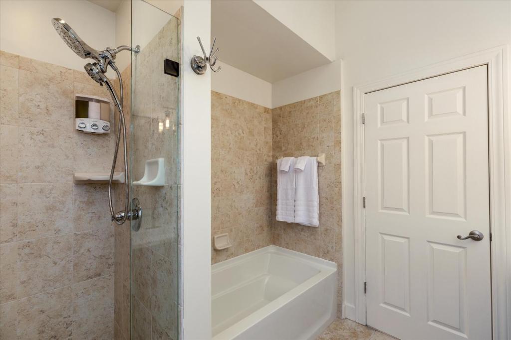 The Lumber Baron's Mansion: 2 King Suites, 2.5BA + Gym photo 2