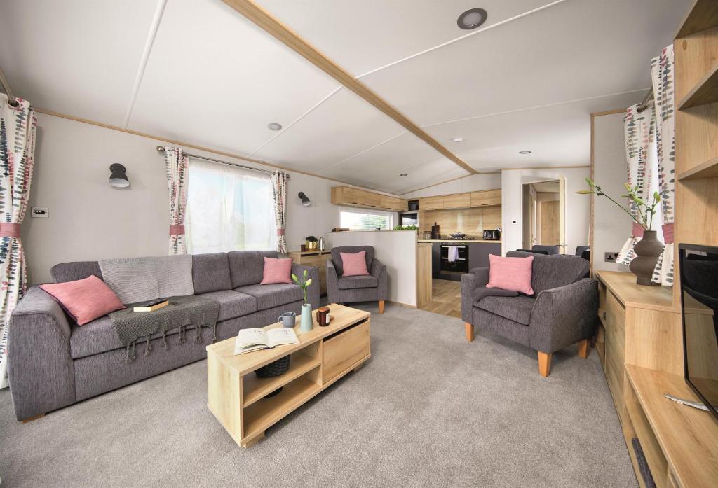 Lomond Woods Holiday Park Room Type - Two Bedroom Deluxe Junior Lodge with Hot tub