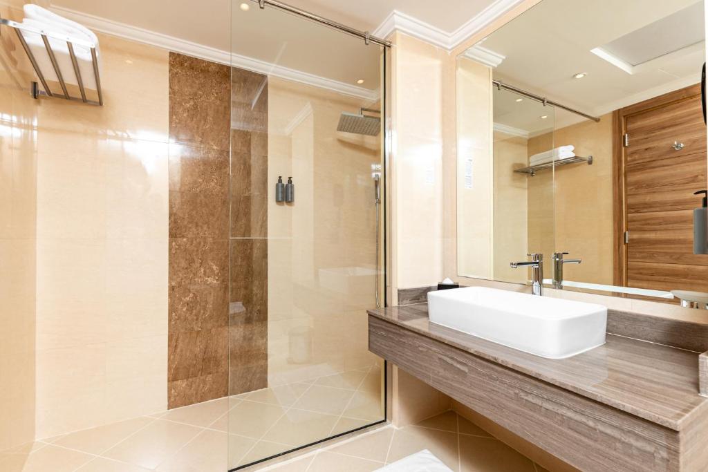 Pyramisa Apartments Hotel Dubai Room Type - Premium Studio King