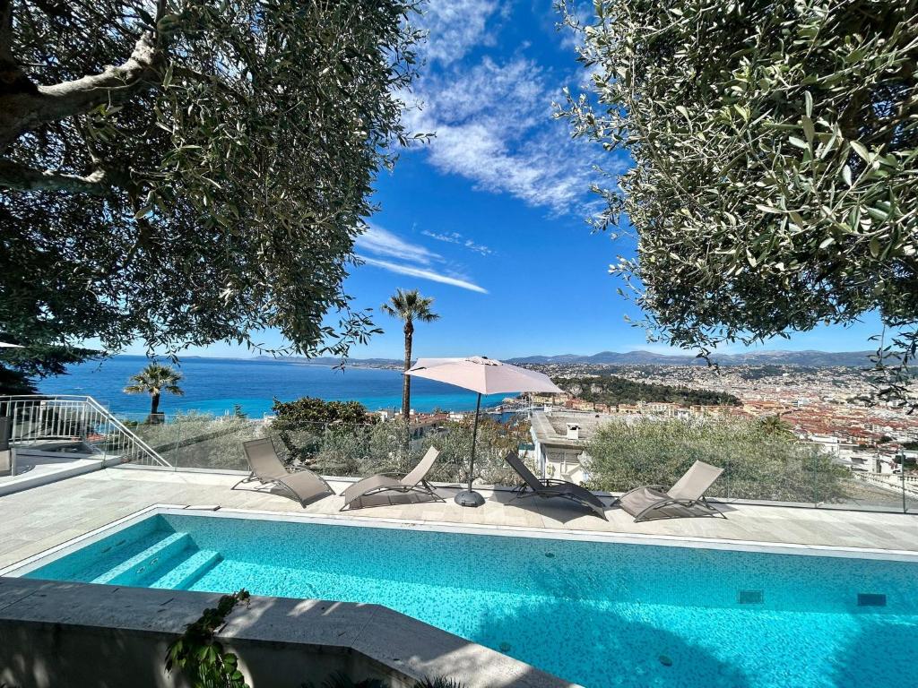 Luxury Villa at Mont Boron, swimming pool overviewing the bay photo 1