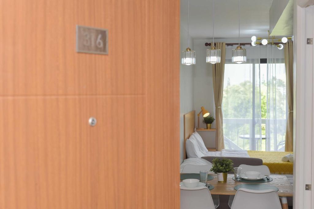 RcplacePH at Pinesuites Tagaytay Room Type - Studio with Balcony