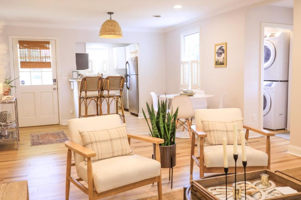 Sleeps 10! Minutes to Parris Island & Downtown