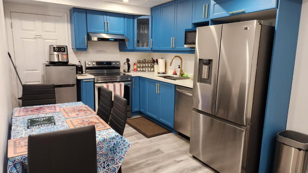 2 Bedrooms 2 washrooms 2 parking spots Basement Apartment photo 4