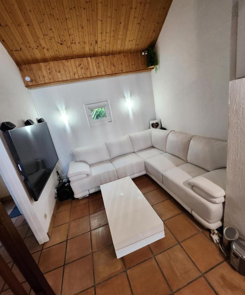 VILLA "Le Jardin" - Piscine couloir chauffée 12m - Terrain de 1000m2 - 4 Chambres dont une Love Room de 35m2 avec lit rond, climatisation photo 2