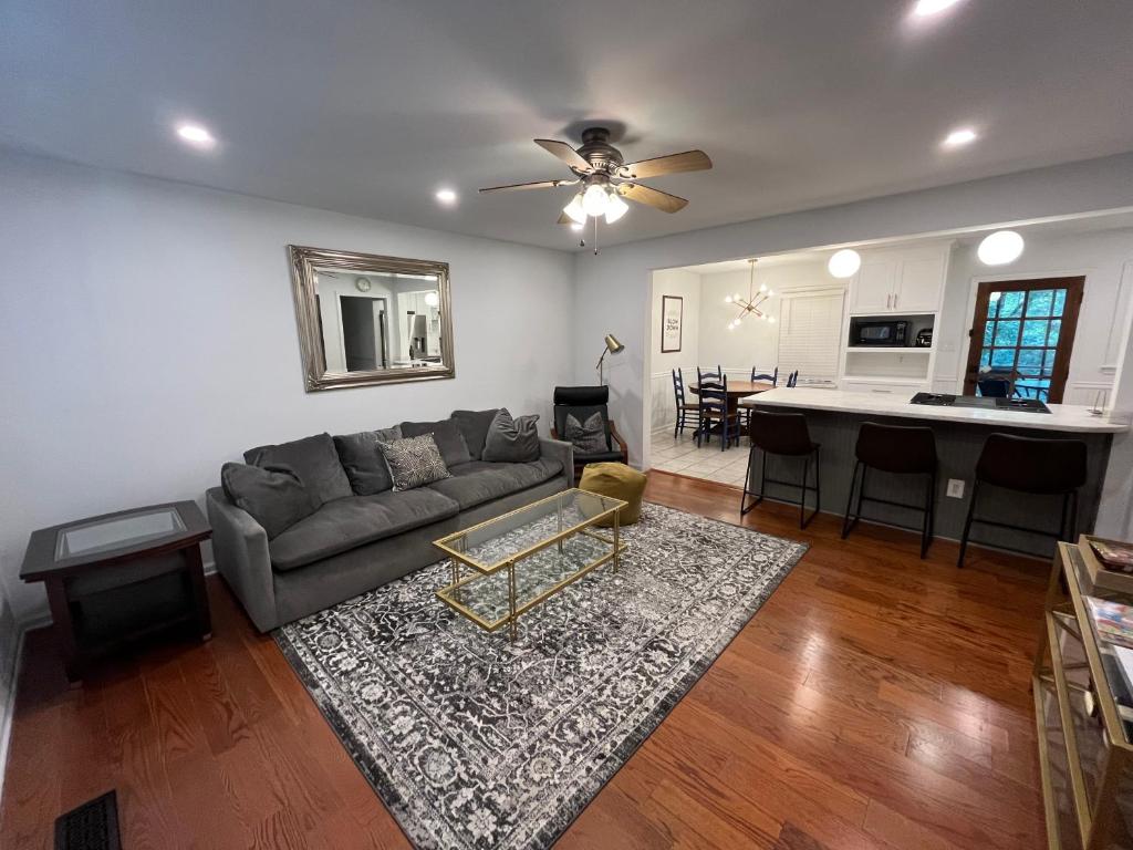 Modern Athens Home 4bd, 3bth photo 2