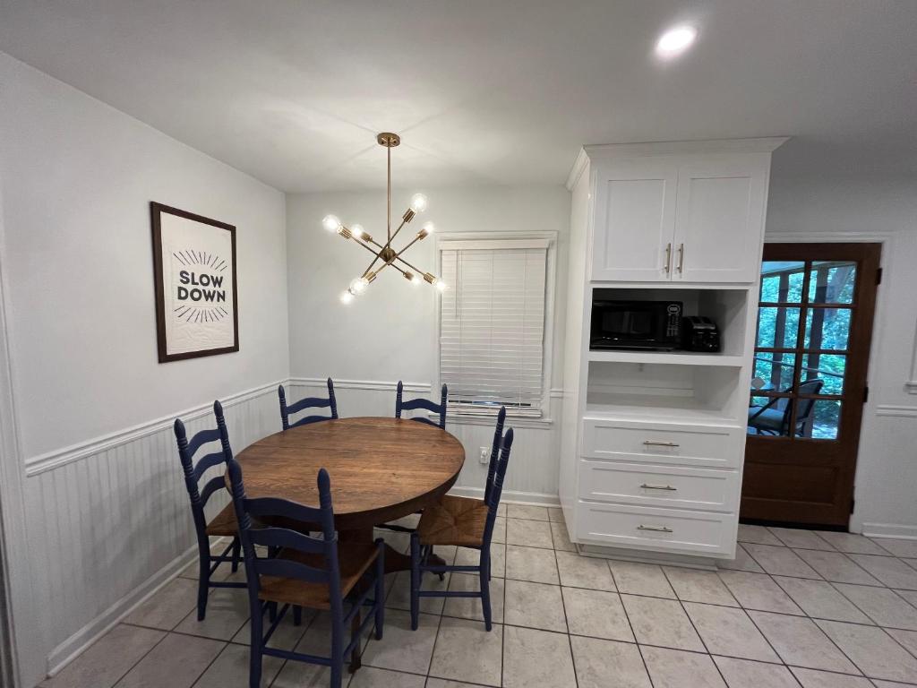 Modern Athens Home 4bd, 3bth photo 1