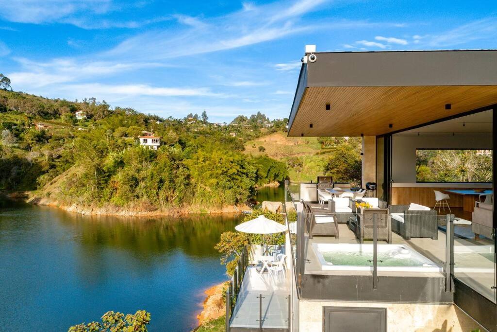 Espectacular Villa en Guatapé con jacuzzi en frente de la represa