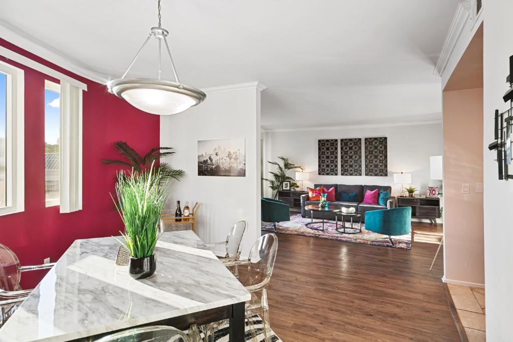 Beverly Hills Chic 2 bed 2bath with Patio and Parking 309 - Tap to explore photos