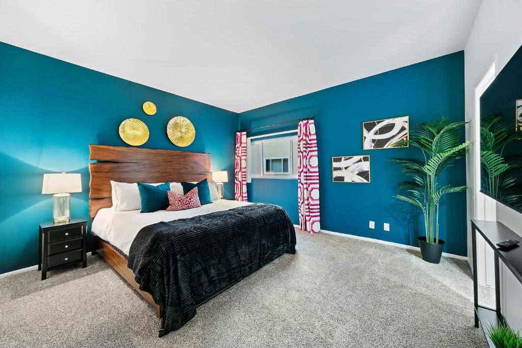 Beverly Hills Chic 2 bed 2bath with Patio and Parking 309 - Tap to explore photos