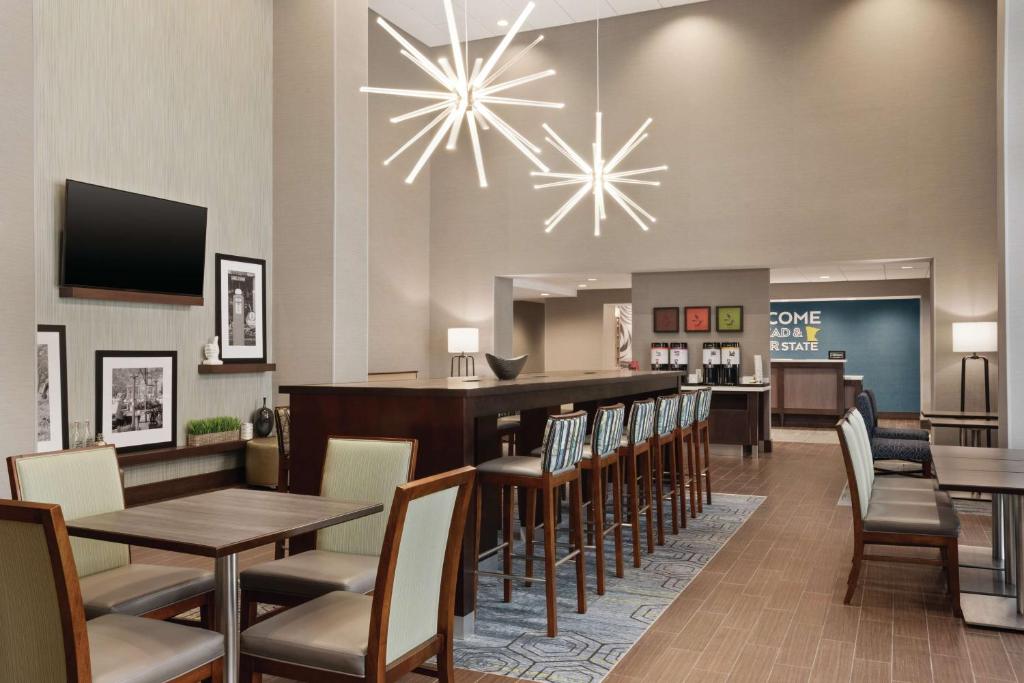 Hampton Inn Brooklyn Park photo 2