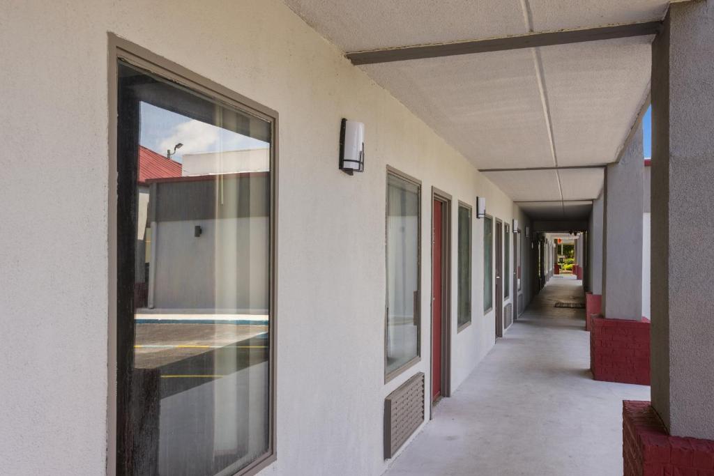 Red Roof Inn & Suites Statesboro - University photo 4