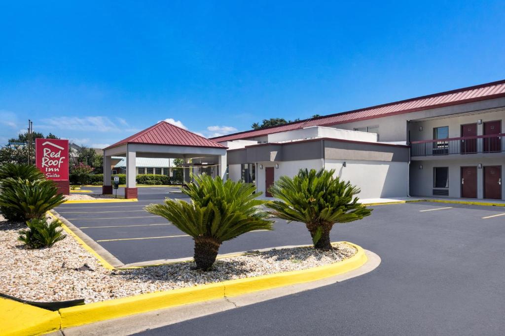 Red Roof Inn & Suites Statesboro - University photo 2
