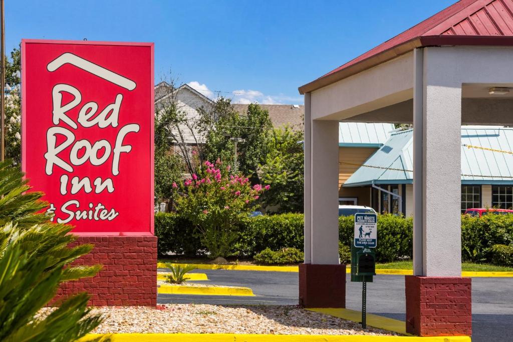 Red Roof Inn & Suites Statesboro - University photo 1