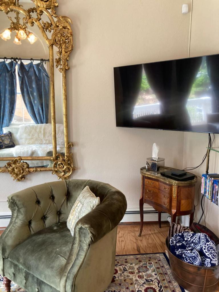 Pineapple House, Romantic 2 Bed 2 Bath Apt, Sleeps 6! Private Balcony! City Center! FREE Parking! photo 4