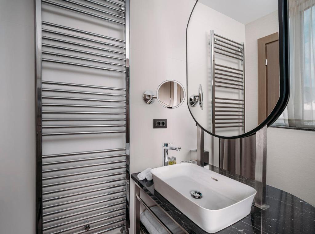 Hilton Rijeka Costabella Beach Resort & Spa Room Type - Superior King Room with Sea View