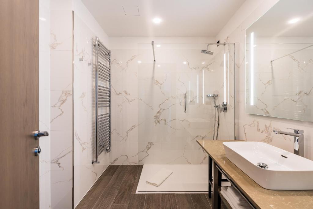 Hilton Rijeka Costabella Beach Resort & Spa Room Type - King Room with Balcony and Sea View