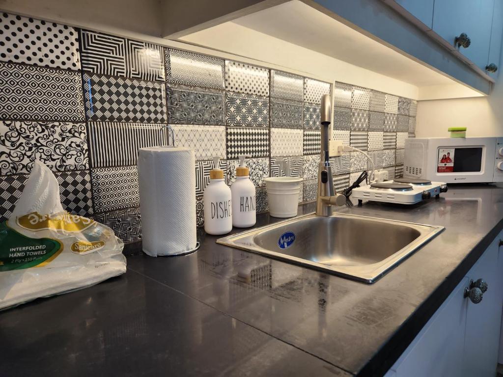 Cozy and Spacious Condo Unit with Free Netflix photo 3