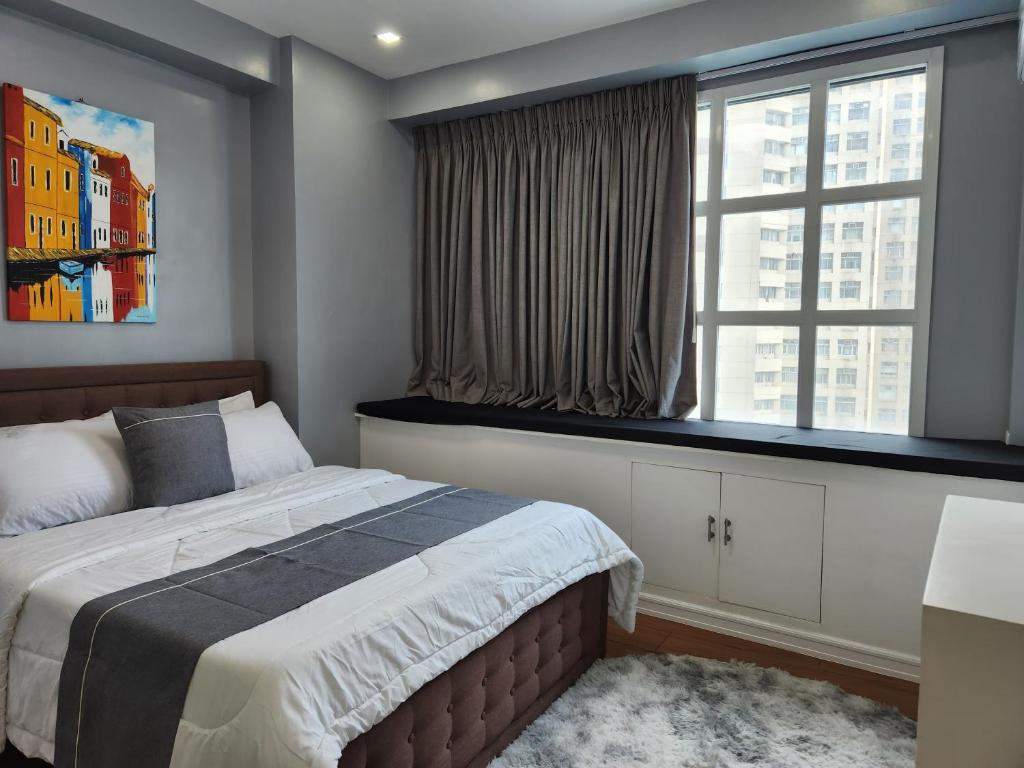 Cozy and Spacious Condo Unit with Free Netflix photo 1