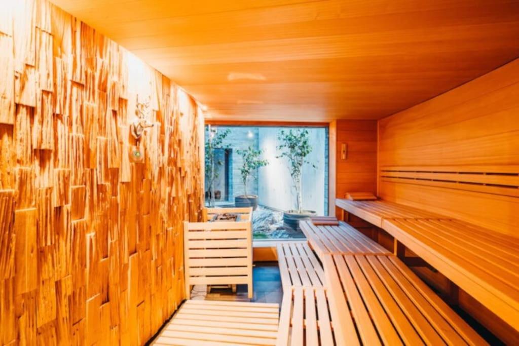 Cosy, stylish new 2-bedroom flat with spa and gym photo 1