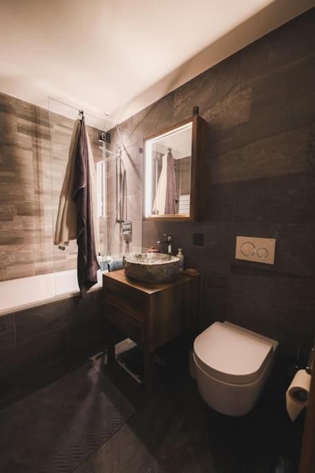 Cosy, stylish new 2-bedroom flat with spa and gym photo 4