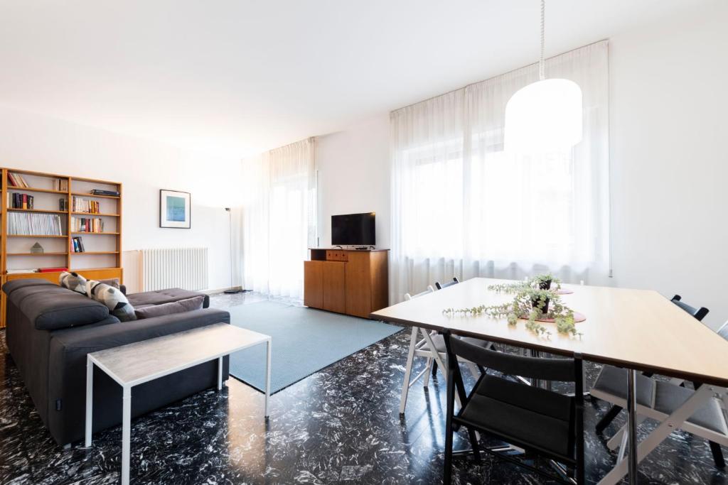 Riverview Luxury Flat - Tap to explore photos