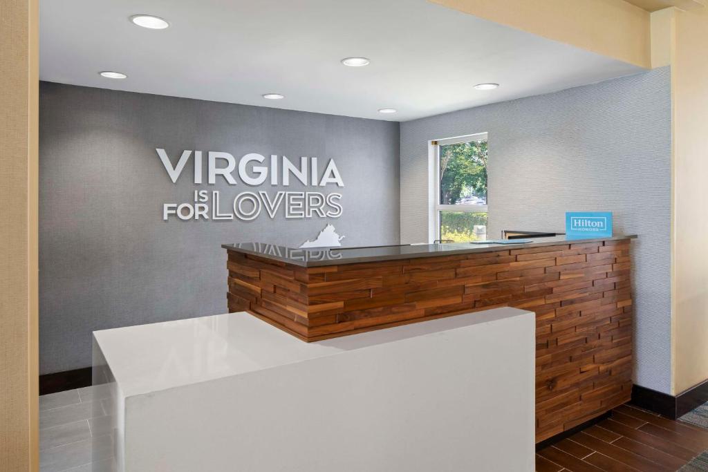 Hampton Inn & Suites Newport News-Airport - Oyster Point Area photo 4