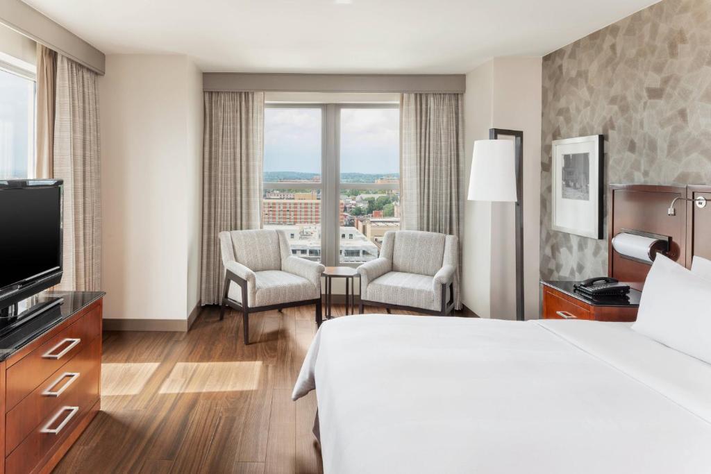 Lancaster Marriott at Penn Square - Tap to explore photos