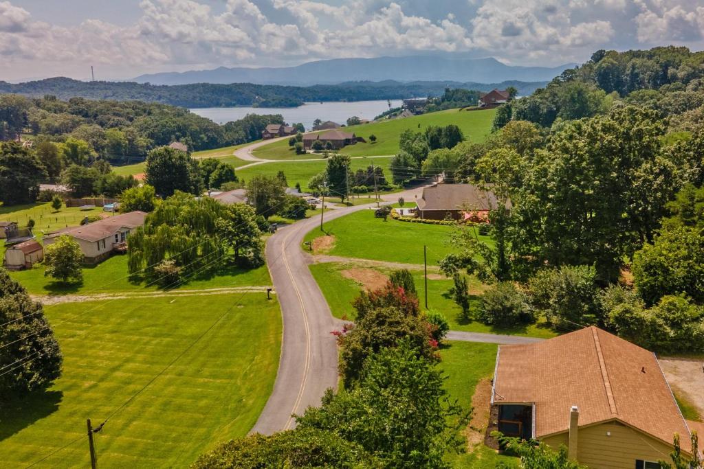Charming Family Lakeview Cottage 3 min to lake photo 1