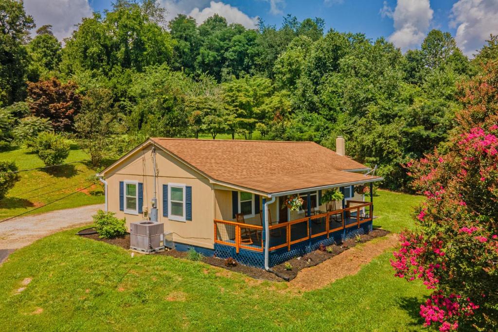 Charming Family Lakeview Cottage 3 min to lake photo 3