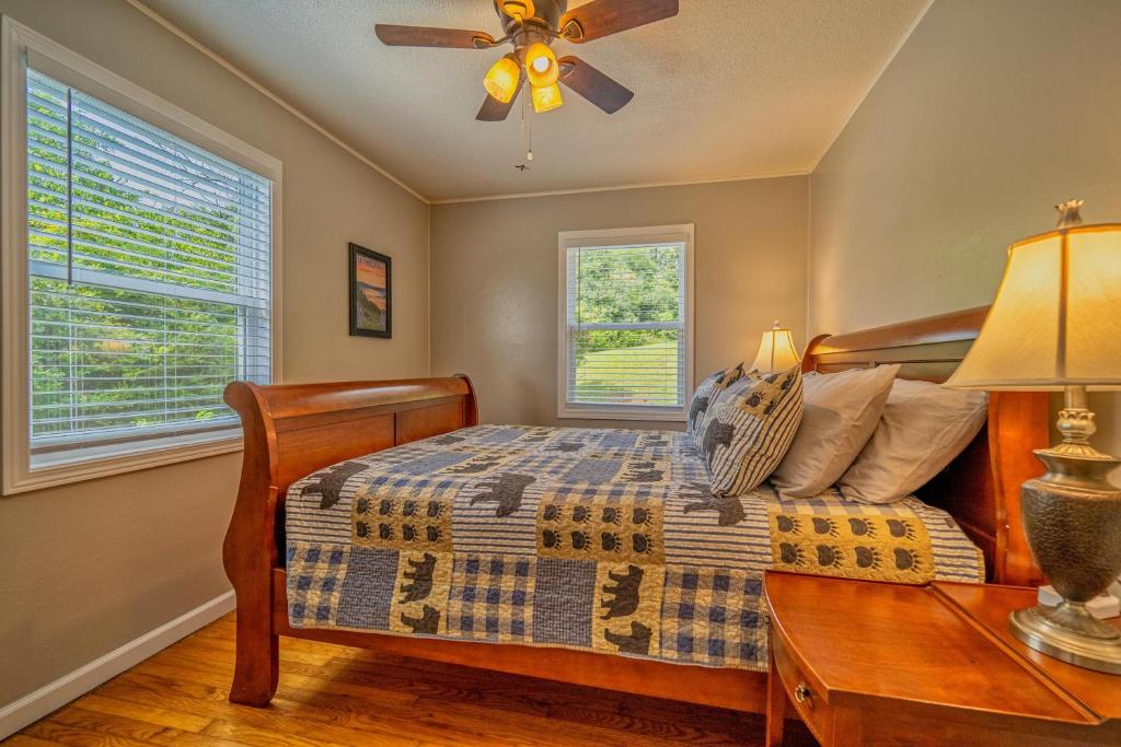 Charming Family Lakeview Cottage 3 min to lake photo 4