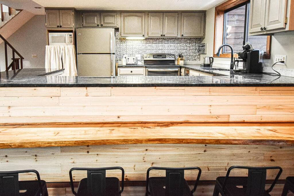 Free Resort Passes - Hot Tub - Sauna - Views - Fast Wi-Fi - Pet Friendly photo 2