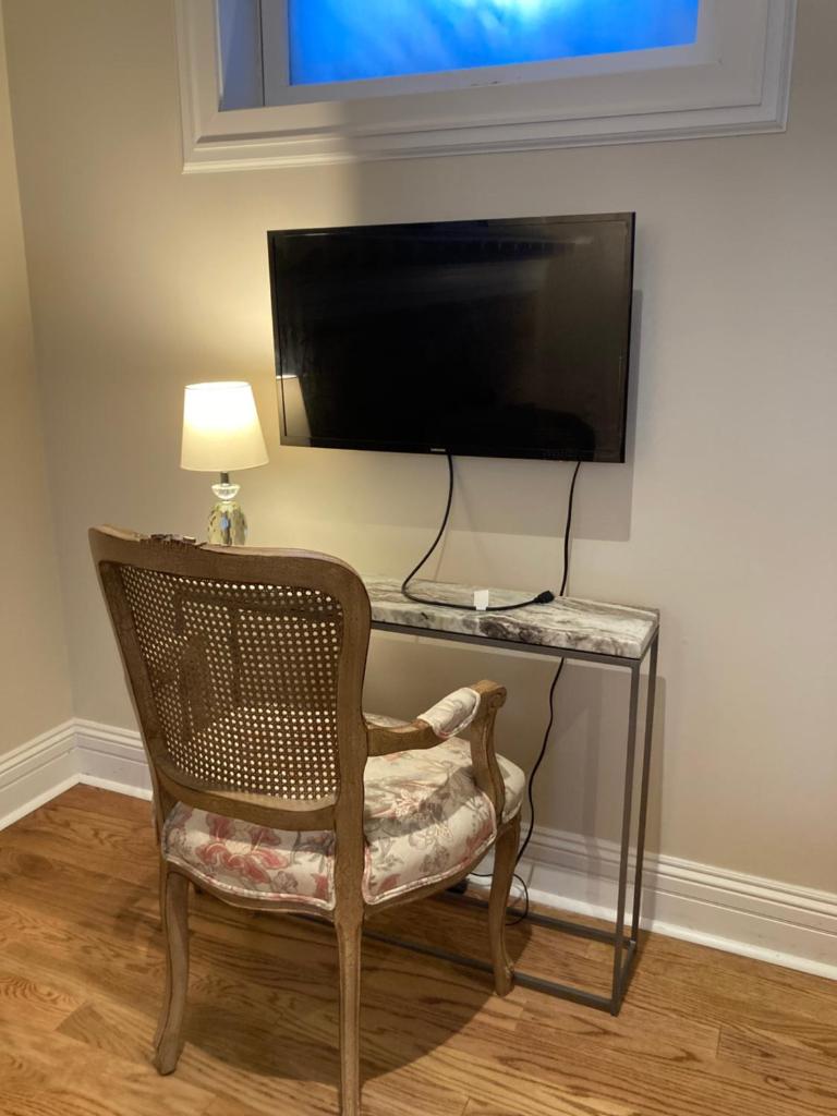 Pineapple House, Spacious 1st Floor Apartment! City Center! 96 Walk Score! FREE parking! photo 4