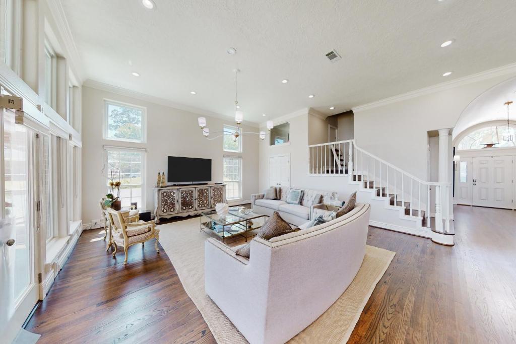 CedarGrove Hideaway - Main House photo 4