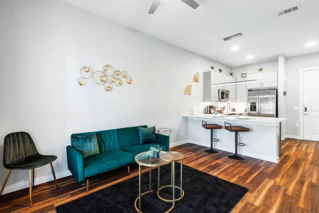 Modern Condo Mins to AT&T Stadium/DFW AP-King Bed photo 1