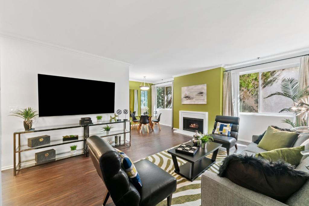 Beverly Hills Gem 1 BR Apt with Parking 218 - Tap to explore photos