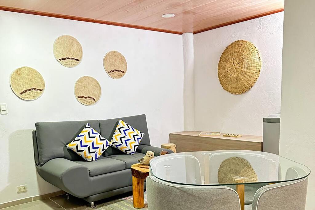 Apartamento amoblado con excelente ubicación y rutas de transporte