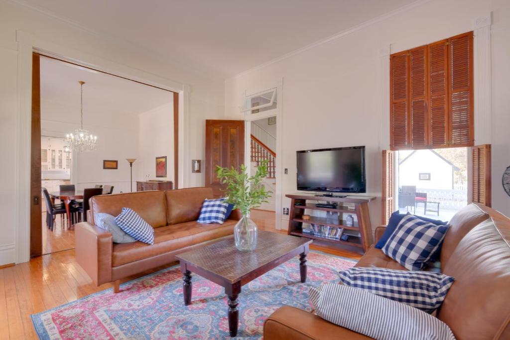 Stunning Columbus Vacation Rental with Home Office!