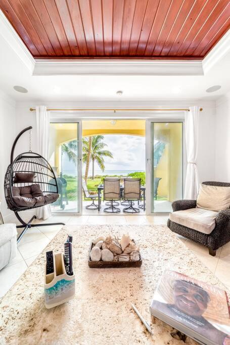 Paradise Retreat, A Tropical Oceanfront Villa photo 4