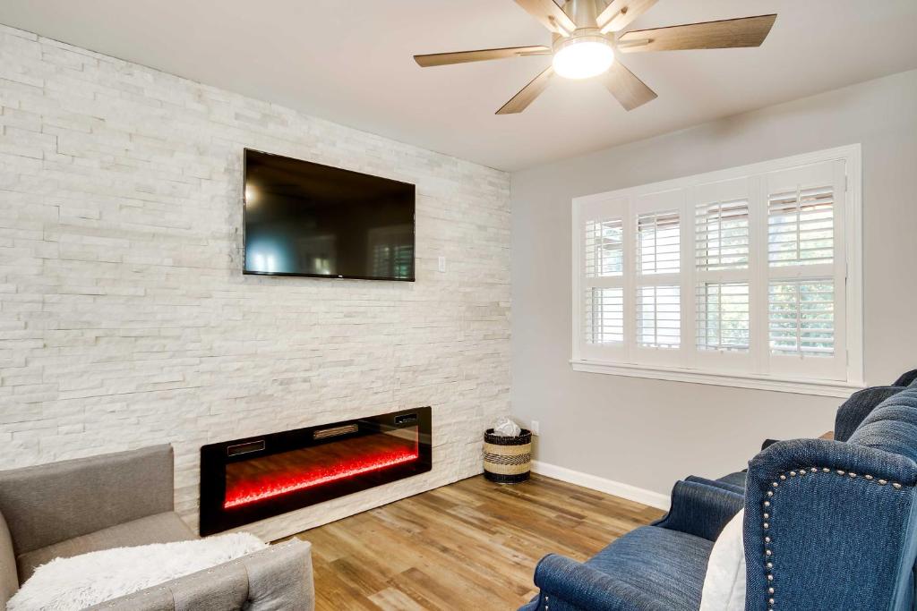 Step-Free Home with Fire Pit - 3 Miles to USC! photo 3