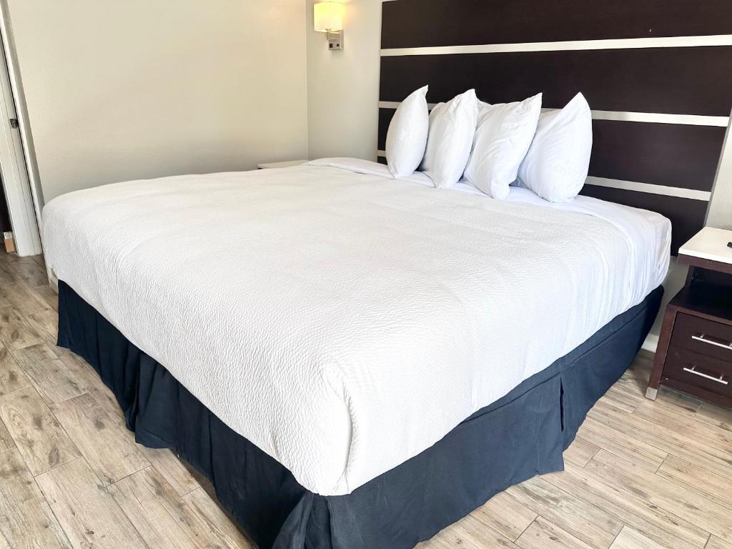 Americas Best Value Inn Arlington photo 4