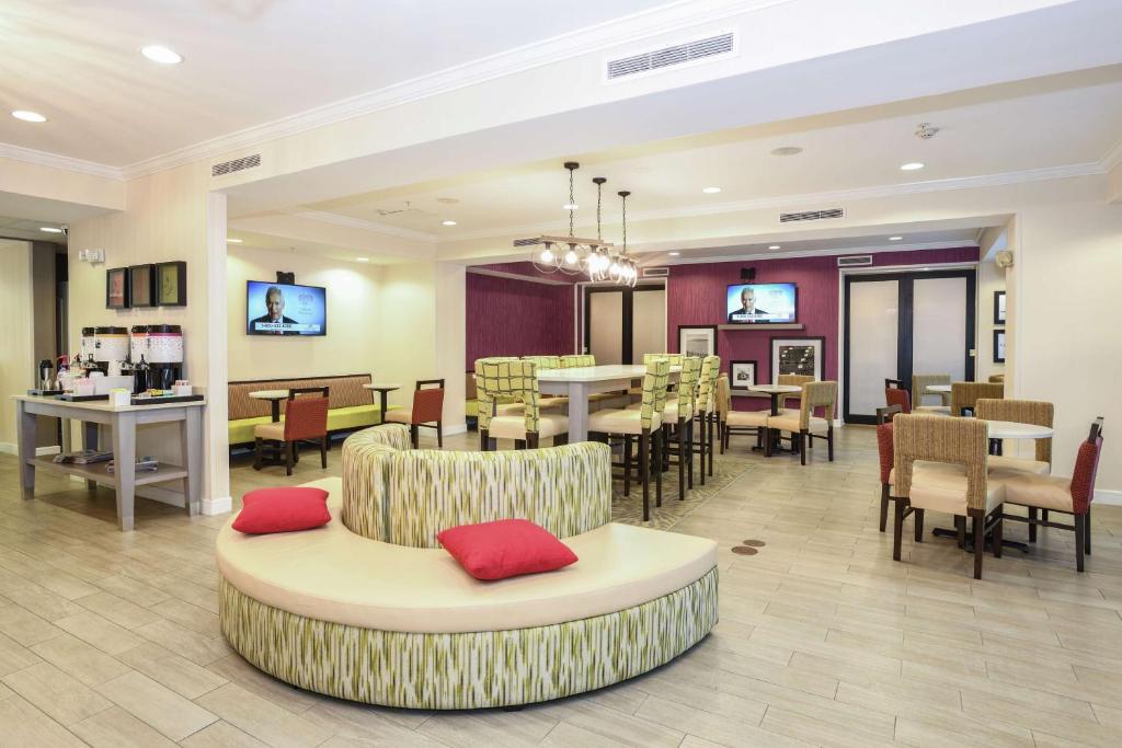 Hampton Inn Jacksonville - East Regency Square photo 2