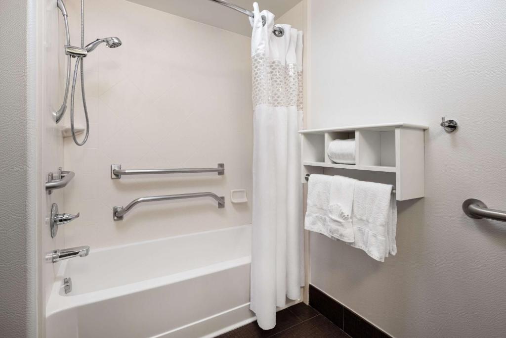 Hampton Inn by Hilton Loveland - Tap to explore photos